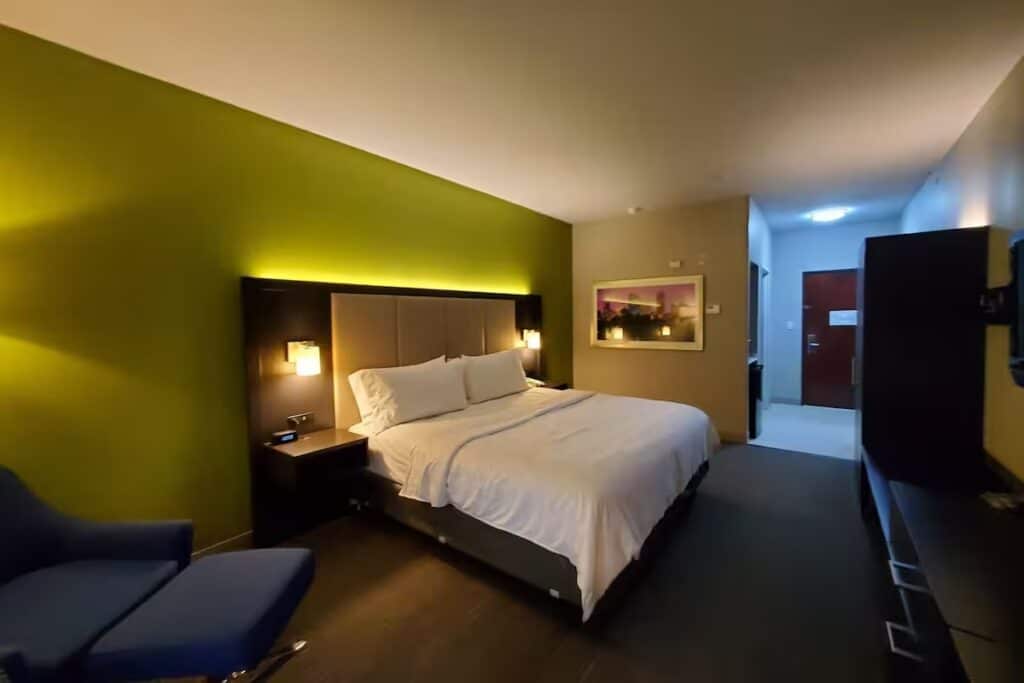 Holiday Inn Express Hotel & Suites